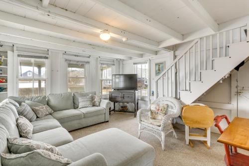 Westbrook Center Casa | Charming Westbrook Cottage, Steps to Private Beach