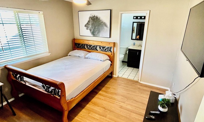 Apple Valley Casa | Charming Western style house 4-bedroom pool with WiFi, AC/Heat and mountain view