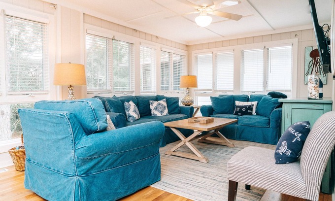 Twin Oaks Casa | Charming Wild Dunes Cottage with free golf cart