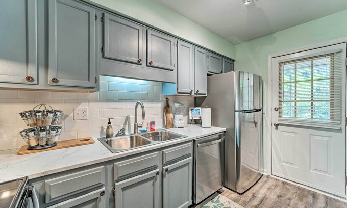 Silver Lake Casa | Charming Wilmington Home w/ Screened-In Porch