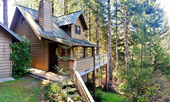 Brookings Cabina | Charming Woodland Cabin in a Coastal Forest Above the Fog