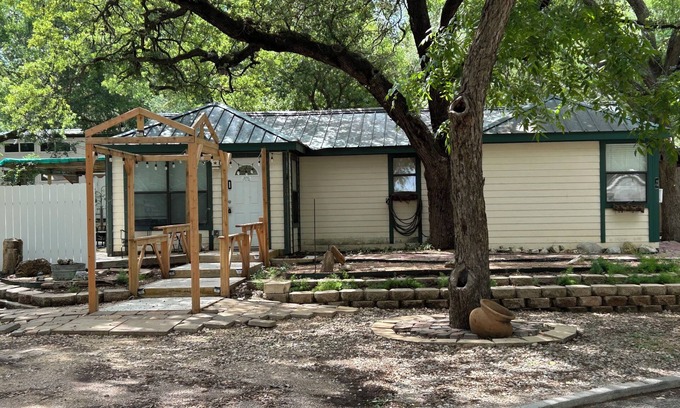 San Marcos Casa | Charming Yellow 1-bedroom house San Marcos Room service available! dog friendly