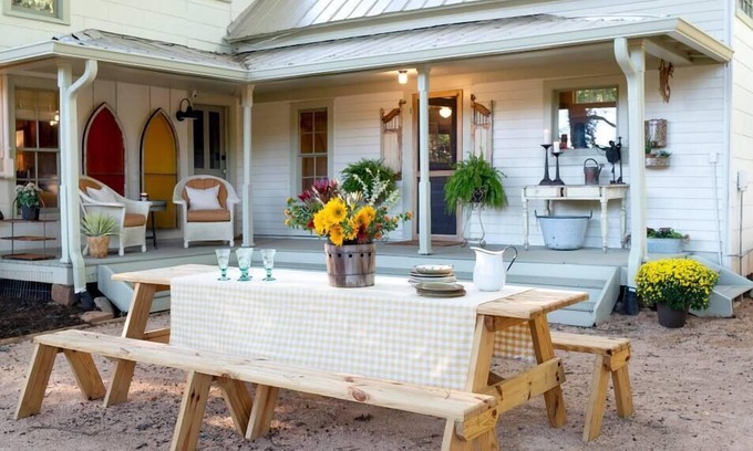 Pittsboro Otro | Charmingly Restored Antique Farmhouse on 7 Acres