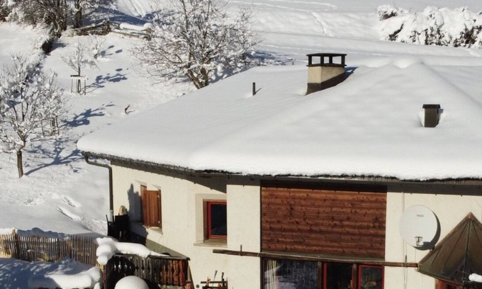 Valsot Apartamento | Chasa Patgific: Cozy 3-Room Holiday Apartment with Wood Stove and Stunning Garden in Ramosch