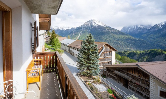 Vna Apartamento | Chasa Rosa 1: 3.5-room apartment in the idyllic and sun-drenched mountain village of Vnà