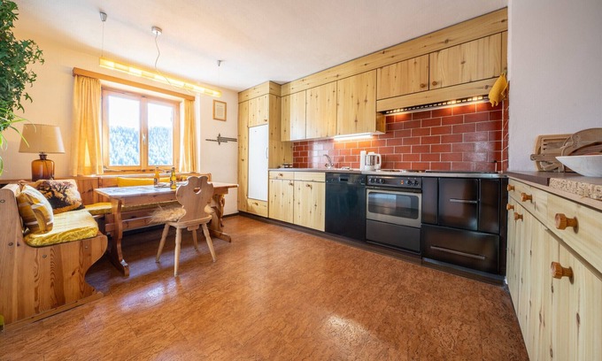 Vna Apartamento | Chasa Rosa 2: 2.5-room apartment in the idyllic and sun-drenched mountain village of Vnà
