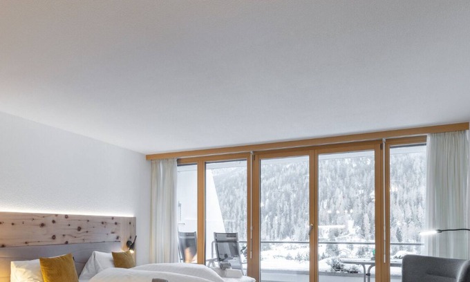 Engadin Scoul Apartamento | CHASA TULAI F114: GENEROUSLY RENOVATED ALPENCHIC STUDIO IN HOLIDAY PARK TULAI F114