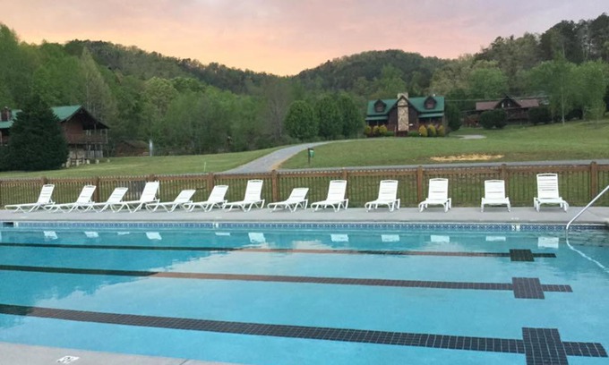 Gatlinburg - Pigeon Forge Chalet De Esquí | Chasing Butterflies Treehouse, Hot Tub, WIFI, As seen on Barnwood Builders!