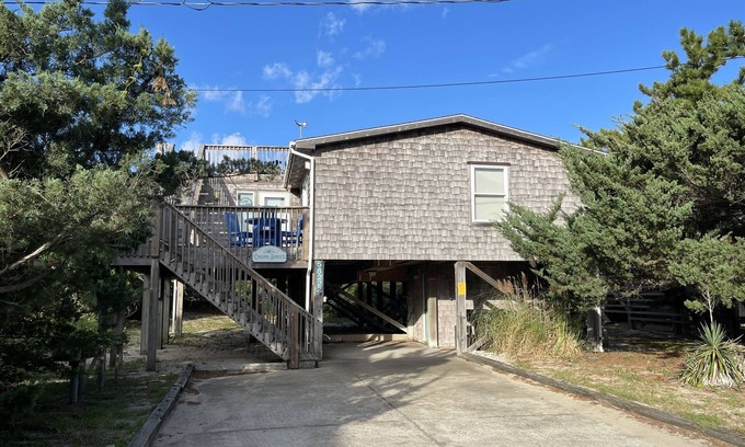 Hatteras Cabaña | Chasing Sunsets Dog-friendly home w/deck and ocean view