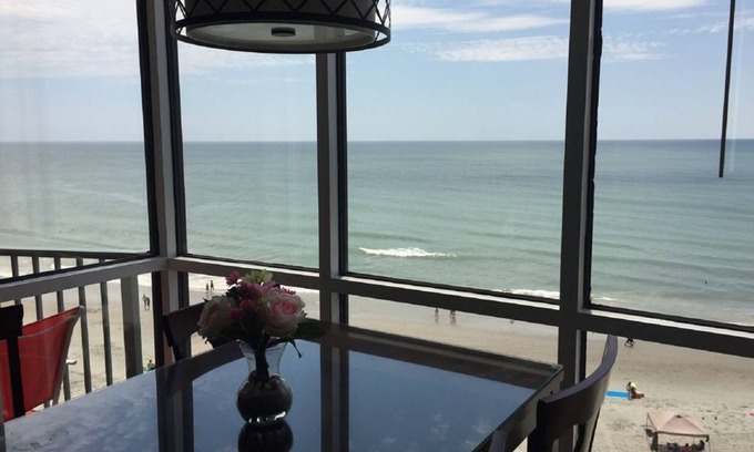 Myrtle Beach Condominio | "Chasing Waves" ~ Magnífico condominio King frente al mar, sala de estar, ducha a ras de suelo