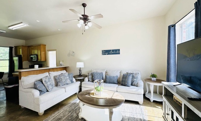 Pine Grove Apartamento | Chateau 12, spacious townhouse in Tickfaw, LA