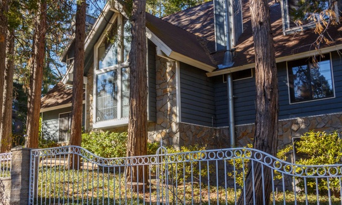 Lake Arrowhead Casa | Chateau Bernina. ¡Excelente ubicación! Gran jacuzzi interior y sauna seca. Patio grande