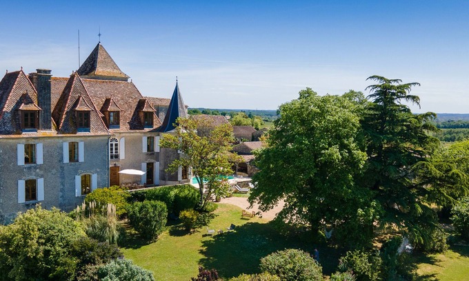 Carsac-de-Gurson Casa | Chateau de Carsac with park and heated pool, perfect for families and groups.