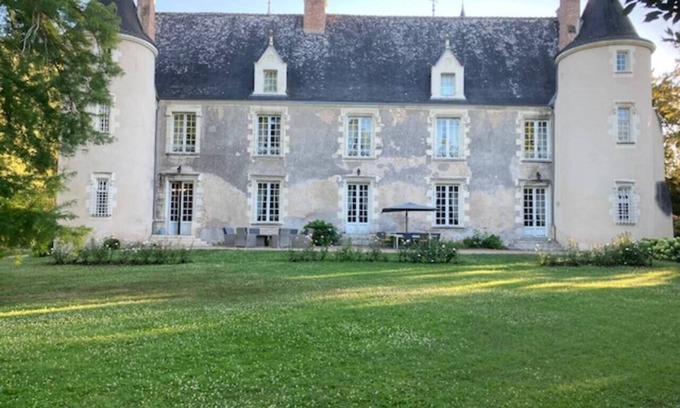Artannes-sur-Indre Casa | Château des Archevêques in the heart of a village