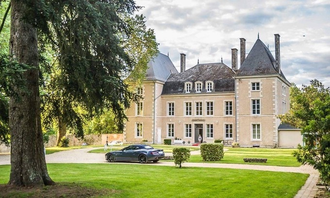 Benest Villa | Chateau Loire para bodas, castillo de bodas en Francia, alquiler de castillos para fiestas, gran castillo con piscina en alquiler