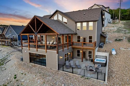 Table Rock Casa | Chateau on the Cove