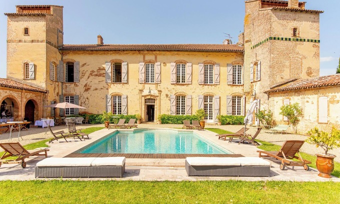 Issus Otro | Un castillo campestre para sus vacaciones en familia o con amigos.