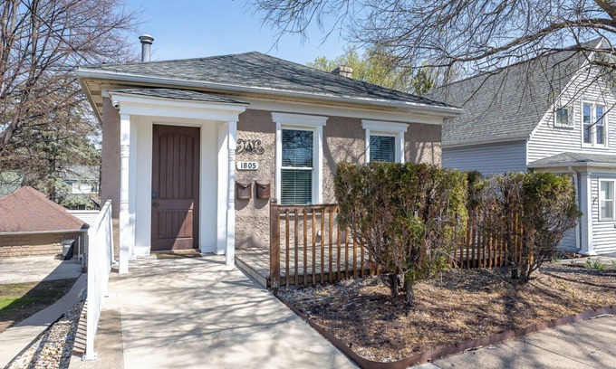 Dubuque Apartamento | Check It Out! Great Location Large Priv w/Parking