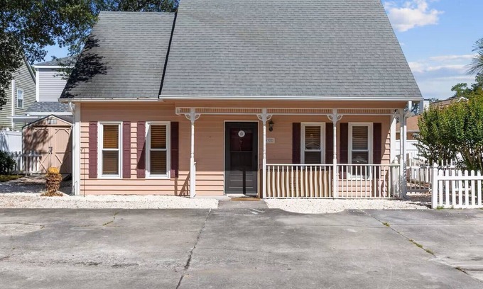 Crescent Beach Casa | Check out our PET FRIENDLY 3-bed, 2-bath cottage retreat in North Myrtle Beach, SC with a spacious fenced-in yard!