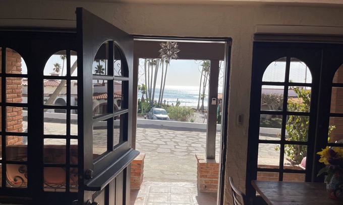 Las Gaviotas Apartamento | Check surf conditions from your front door!