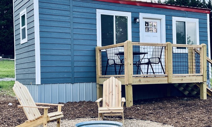 Skyland Casa | Cheerful 1-bedroom Tiny Home in South Asheville