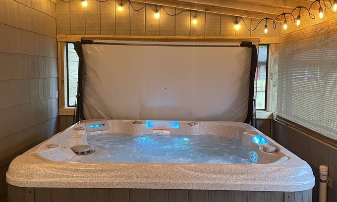 Hendersonville Cabaña | Cheerful 1br Cottage w/ HOT TUB