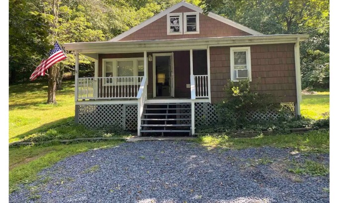 East Stroudsburg Casa | Cheerful 2 bedroom home near Shawnee with firepit