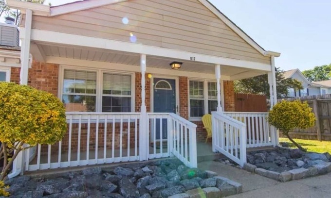 Northwest Casa | Cheerful 2 Bedroom Home near Virginia Wesleyan