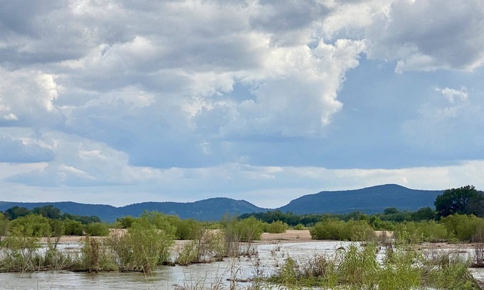 Kingsland Cabaña | Cheerful 2 Bedroom cottage on the Llano River- Sleeps 6!