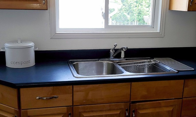 Inner Harbour Casa | Cheerful 2 bedroom downtown house with parking