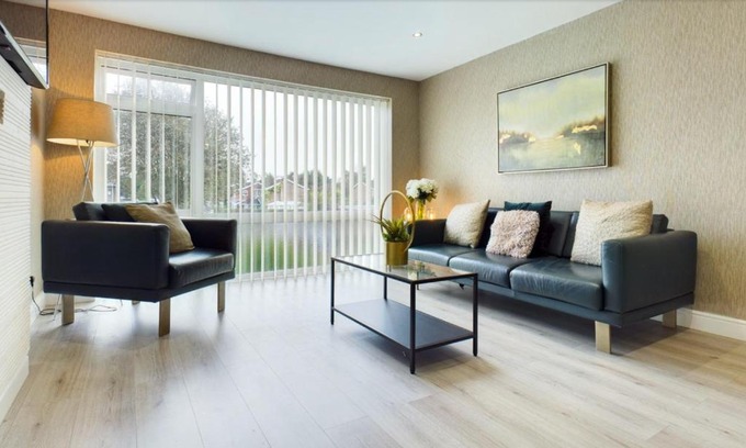 Hazlerigg Apartamento | Cheerful 2 - bedroom home with free parking.