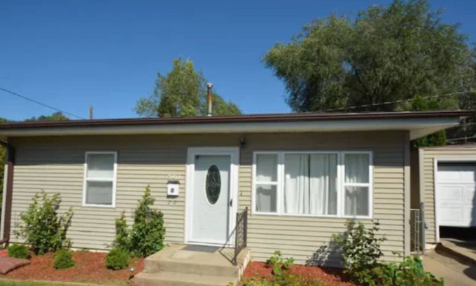 Woodbury County Casa | Cheerful 2-bedroom Quite Cottage near Hospitals!