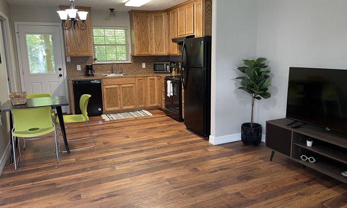Bridge City Casa | Cheerful 2 bedroom with Covered Patio
