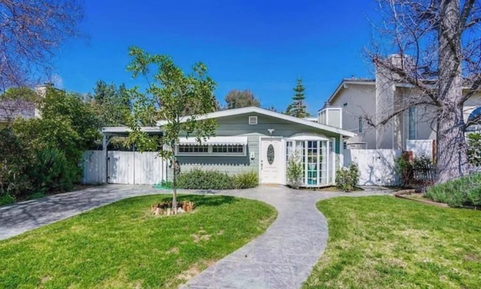 Woodland Hills Casa | Cheerful 2 bedroom home with free parking