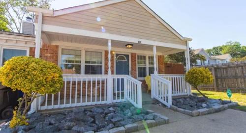 Northwest Casa | Cheerful 2 Bedroom Home near Virginia Wesleyan