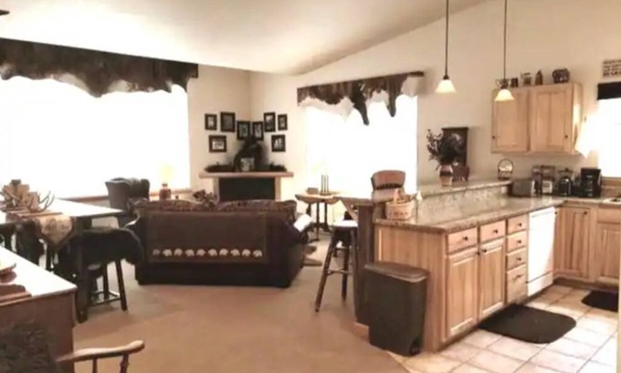 Big Sky Casa | Cheerful 2 bedroom with Montana cozy cabin feel