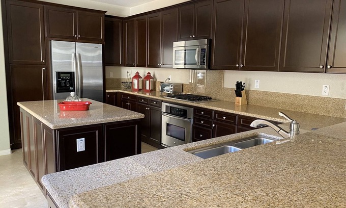 San Diego Casa | Cheerful 3/2.5 home: spa, private ofc & 2 car gar.
