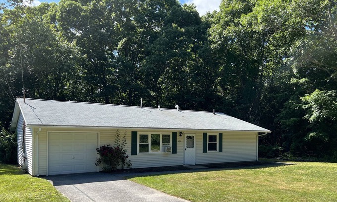 North Kingstown Casa | Cheerful 3-bedroom home, sleeps 6. Dog-friendly!