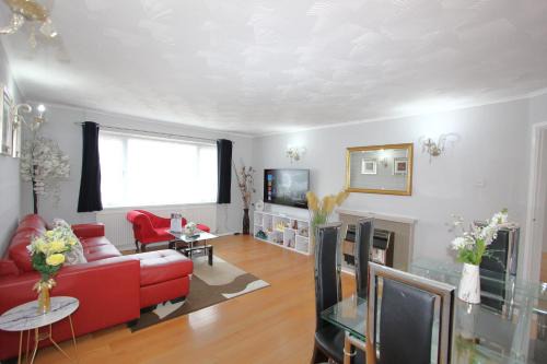 Earley Casa | Cheerful 3 Bedroom 2 Bathroom Bungalow by CozyNest