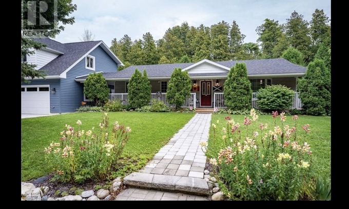 Port Elgin Cabaña | Cheerful 3 Bedroom Cottage 2 Minute walk to the Beach on Beautiful Lake Huron