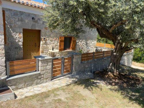 Ermionida Casa | Cheerful 3 bedroom cottage with indoor fireplace