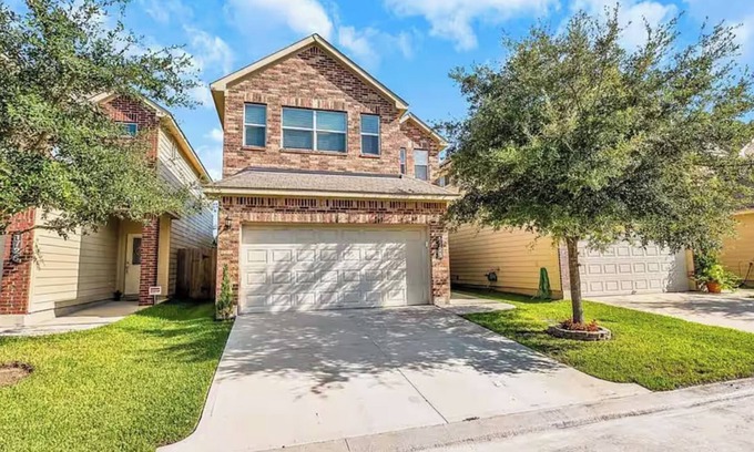 North Houston Casa | Cheerful 3-Bedroom Home With Back Yard and Garage in Houston