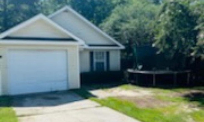 Dothan Casa | Cheerful 3 bedroom house with fireplace!
