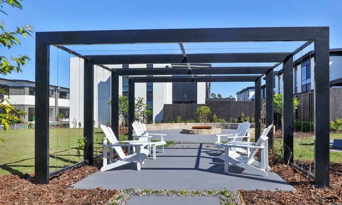 Helensvale Casa | Cheerful 3 Bedroom townhouse with Parking
