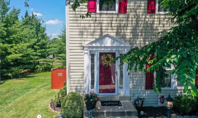 Leesburg Casa | Cheerful 3-Bedroom Townhouse with Indoor Fireplace