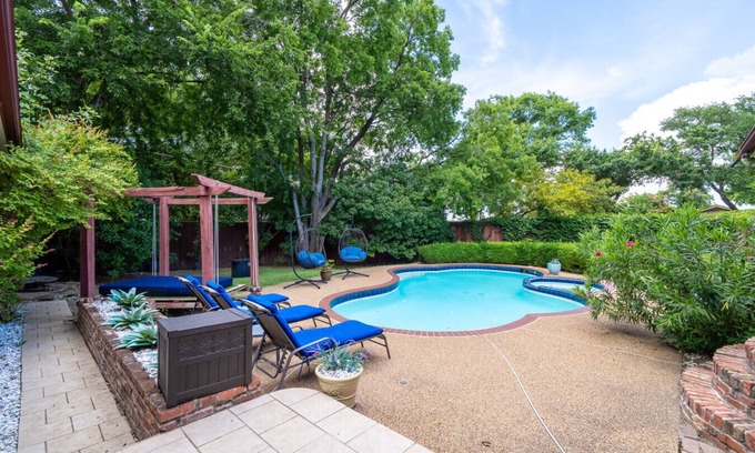 Northeast Dallas Casa | Cheerful 3-bedroom with a Pool