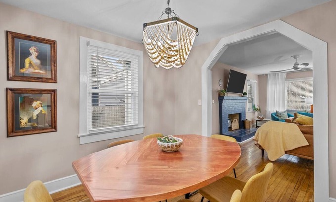 Wilmington Historic District Casa | Cheerful 4 Bed House w/ Sunroom-Sleeps8-Firepit!