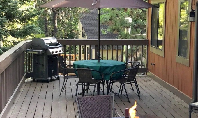 Lake Arrowhead Cabina | Cheerful 4-Bedroom Cabin with Hot Tub
