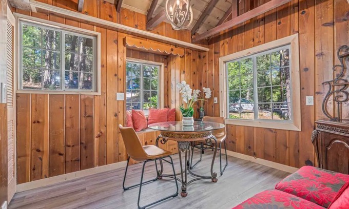 Crestline Cabina | Cheerful 4-bedroom cabin with indoor fireplace