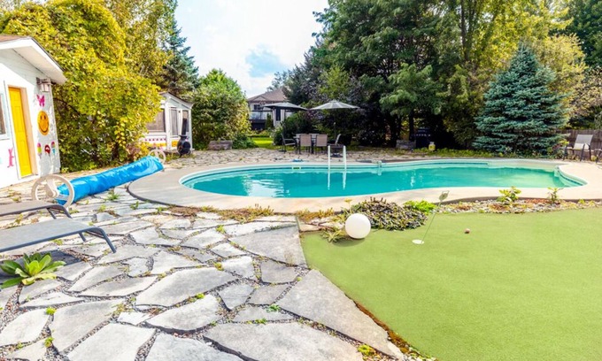 Wasaga Beach Casa | Cheerful 4-bedroom Cottage with Outdoor Pool , short drive to Wasaga Beach